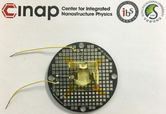 김튼튼 IBS 나노구조물리연구단 연구교수팀이 개발한 그래핀-메타물질 소자의 모습  IBS 제공